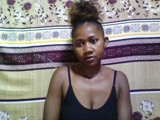 Reliane12 from BongaCams