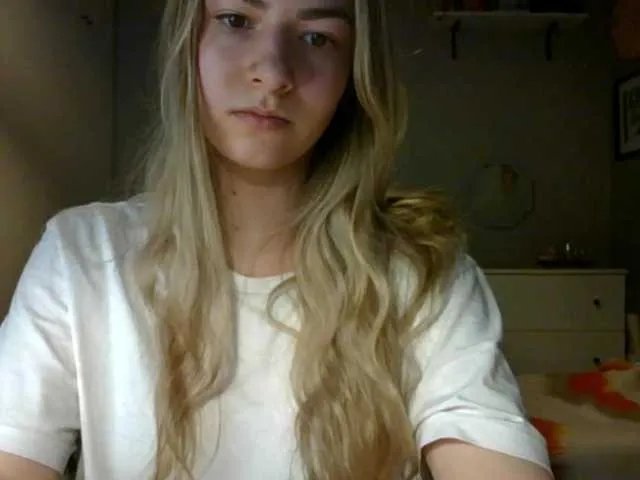 RosieJune from BongaCams