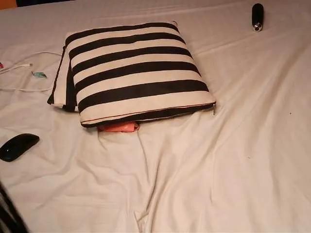 SilkyTouchB from BongaCams