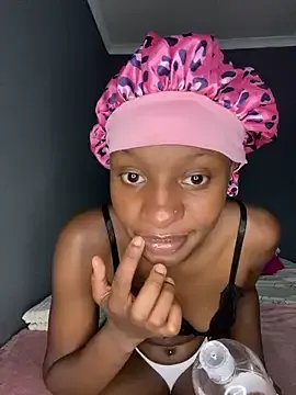 LonelyQueenxx25 from StripChat