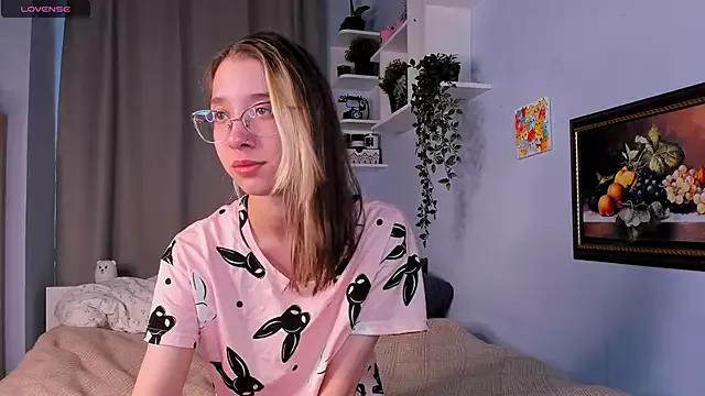 Mila_mounberry from StripChat is Freechat